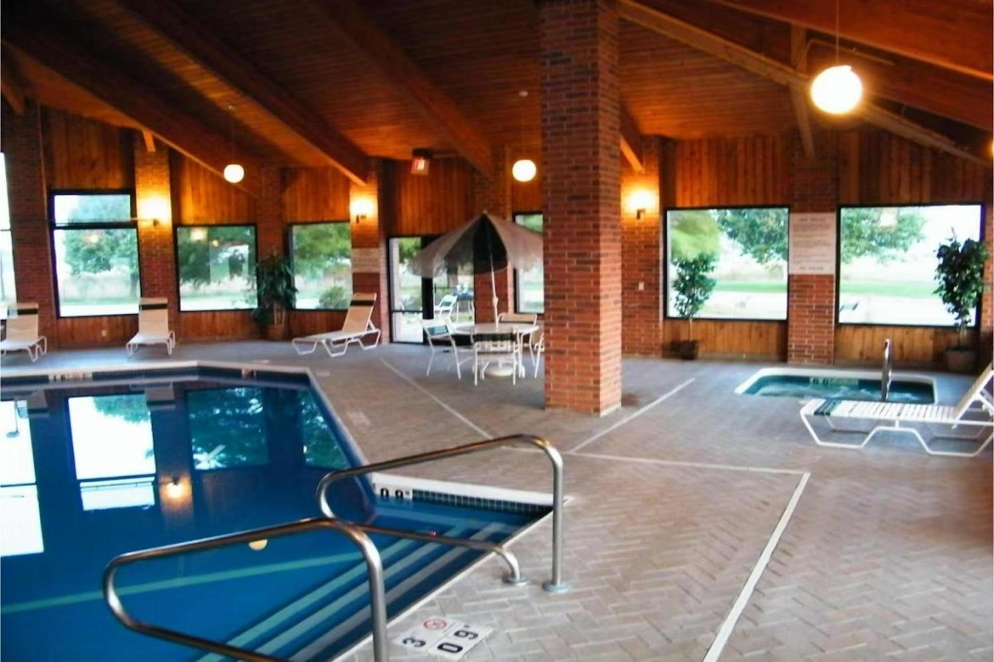 Hotel Capital O Amerihost And Hwy 54 Mo 2*